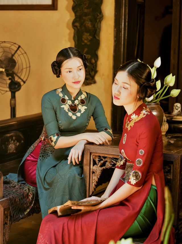 Nhà thiết kế Việt lên báo Mỹ giới thiệu bộ sưu tập áo dài dát vàng đậm tính nghệ thuật