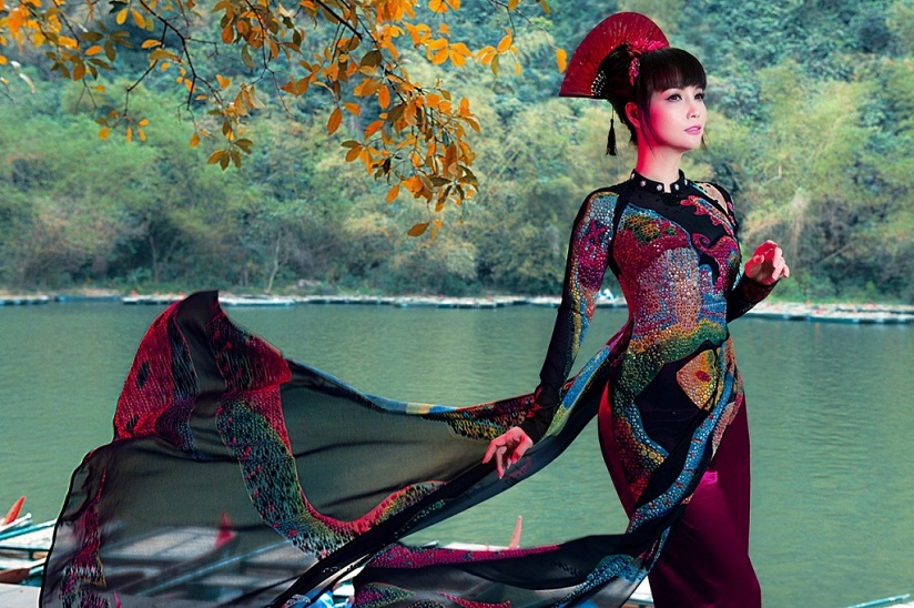 Chị em Mai Thu Huyền 'ma mị huyền ảo' trong trang phục áo dài