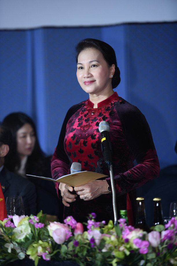 NTK Đỗ Trịnh Hoài Nam đã mang bộ sưu tập áo dài mang tên ‘Hàn Quốc’ trình diễn tại xứ sở kim chi.