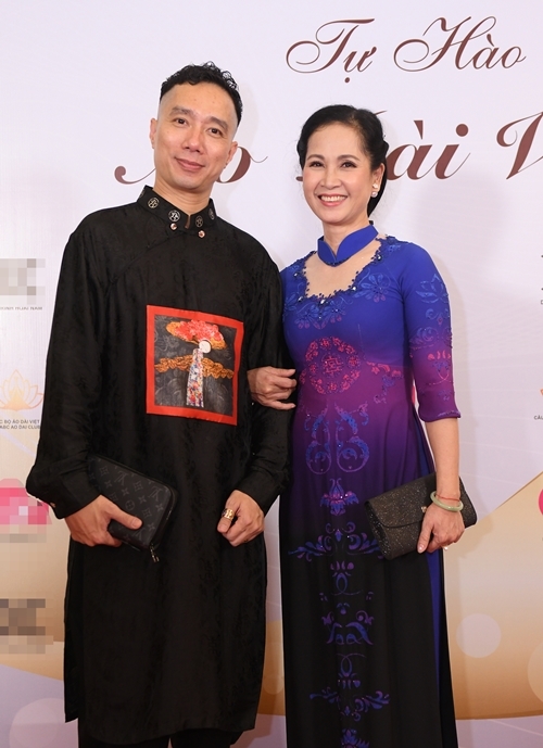 'Mẹ chồng' Lan Hương diện áo dài đi xem thời trang