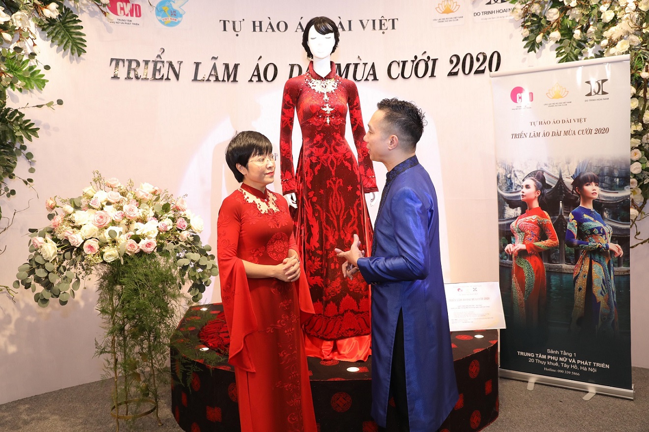 MC Thảo Vân duyên dáng trong Triển lãm áo dài cưới 2020