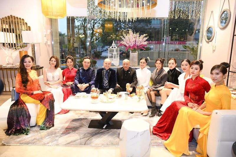 NTK Đỗ Trịnh Hoài Nam mang những mẫu Áo dài sang trọng đến bữa tiệc của Hoàng Nam Group