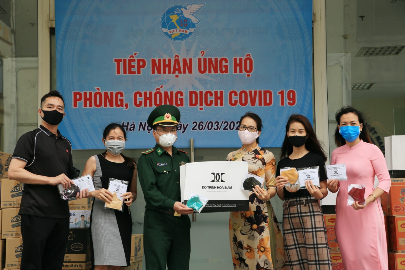 Hơn 60 nghìn khẩu trang dành tặng Hà Nội chống dịch từ nhiều NTK Áo dài