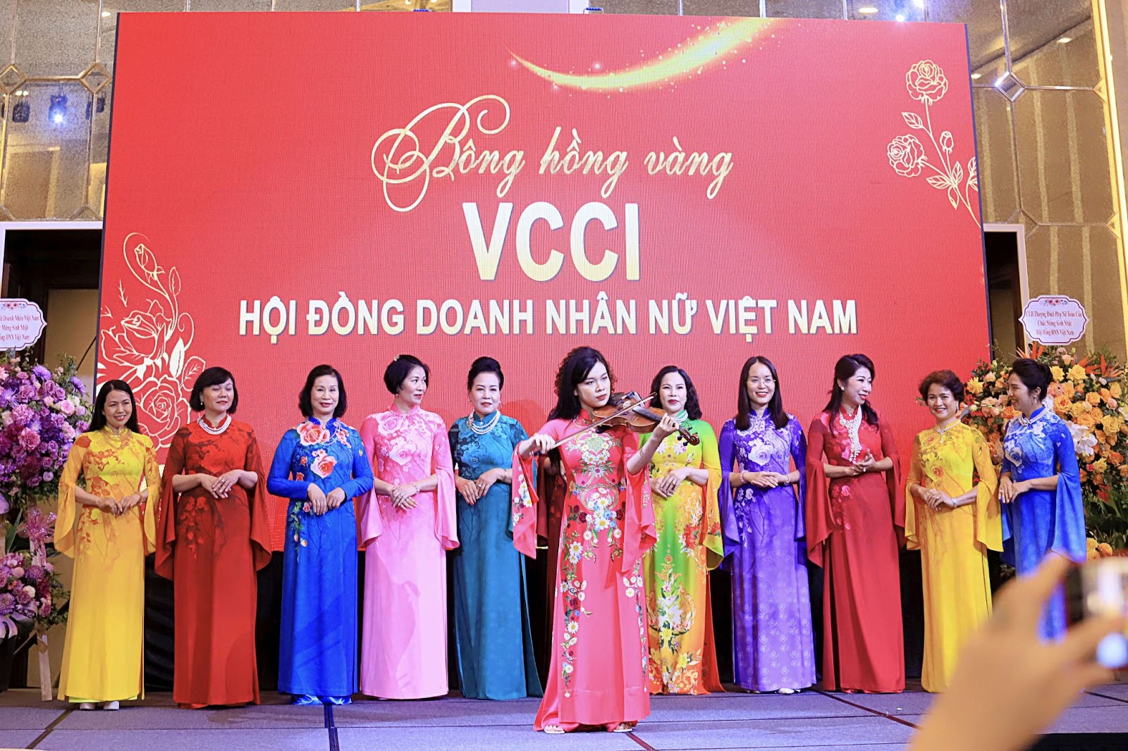 Ra mắt Áo Dài cho nữ Doanh Nhân  “ BÔNG HỒNG VÀNG”  biểu trưng của  hội đồng nữ doanh nhân Việt Nam VCCI 