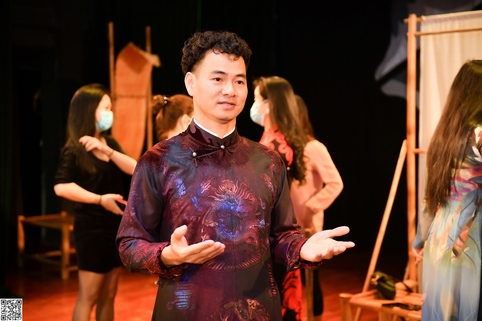Nghệ sĩ Việt sang trọng, lịch lãm trong BST áo dài ngũ thân cao cấp Đỗ Trịnh Hoài Nam