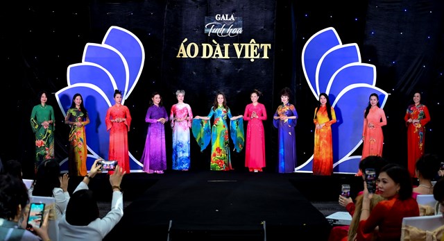 Vẻ đẹp nữ doanh nhân Việt trong tà áo dài truyền thống