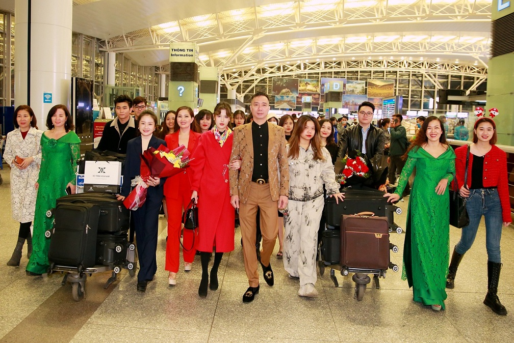 Ngày 25/12, NTK Đỗ Trịnh Hoài Nam cùng ekip của mình đã có mặt tại sân bay Nội Bài để lên đường sang Mỹ, bắt đầu hành trình quảng bá áo dài Việt.