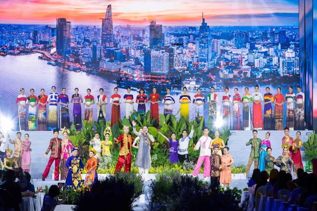 Quảng bá du lịch ra thế giới qua bộ sưu tập áo dài của NTK Đỗ Trịnh Hoài Nam