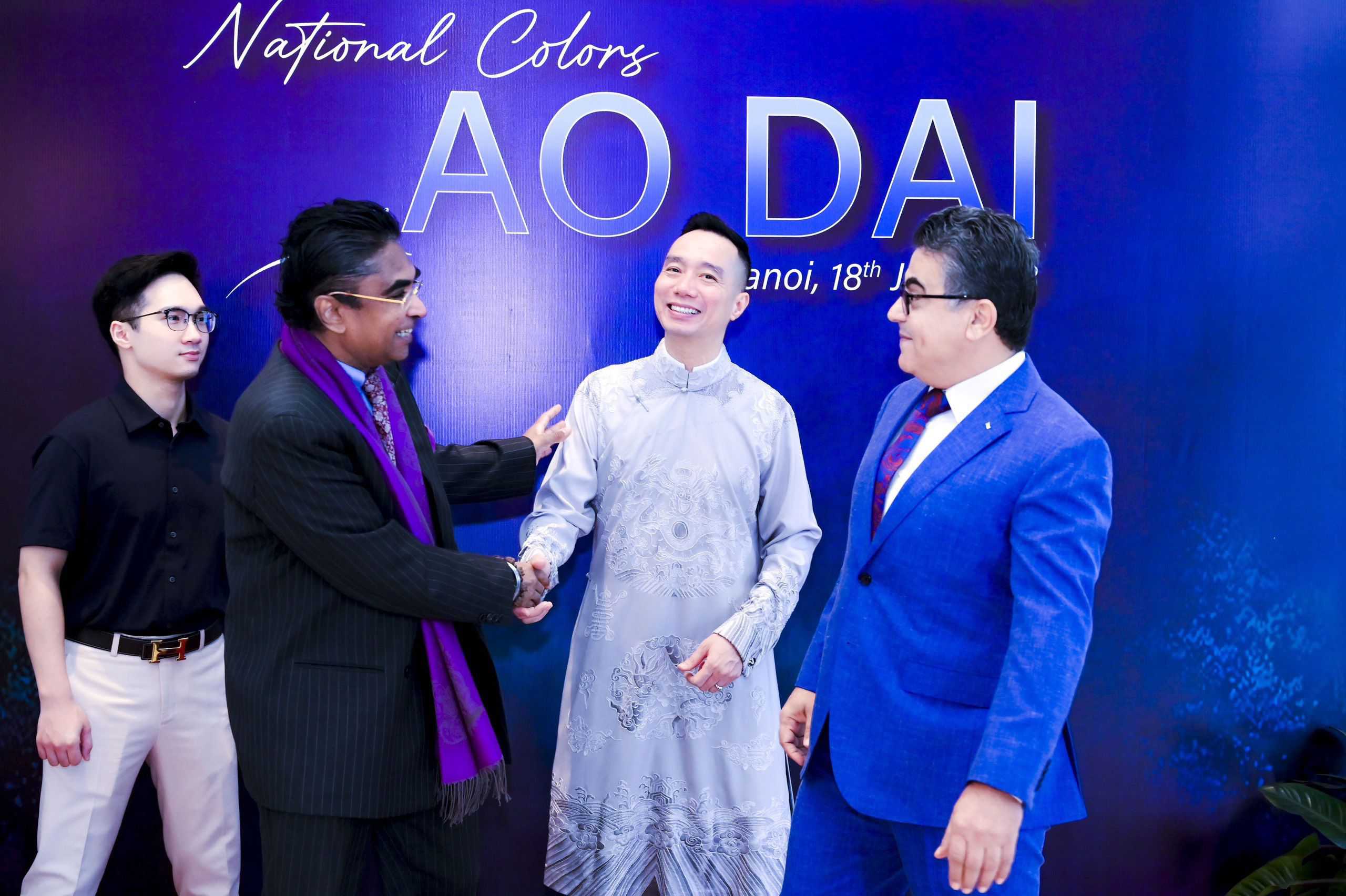 National Colors on Ao dai" sự kiện gây chú ý khi các đại sứ Ý,Thụy Sĩ, Romania, Venezuela, SiriLanka.. ….. catwalk cùng áo dài Việt.