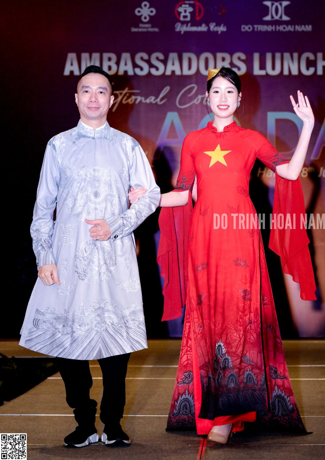 NTK Đỗ Trịnh Hoài Nam xúc động với buổi trình diễn đặc biệt, lan tỏa tình yêu áo dài với bạn bè quốc tế