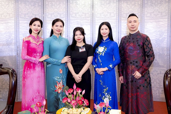 Đạo diễn Gen Z Bảo Ngọc quảng bá văn hóa Việt với tà áo dài