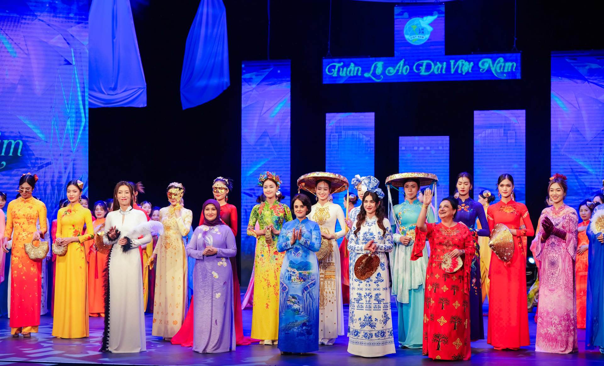 Phu nhân đại sứ quốc tế trình diễn áo dài Việt Nam